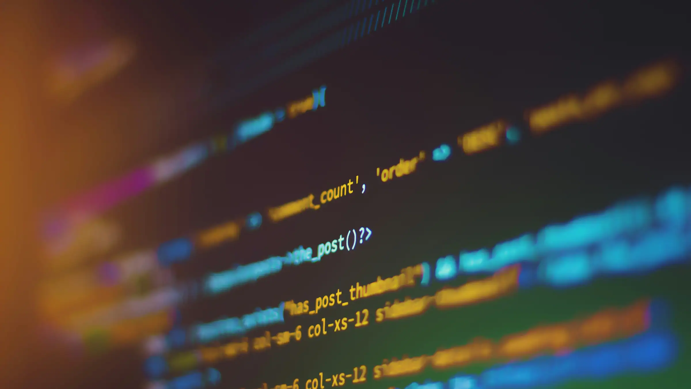 Kod programu na ekranie monitora