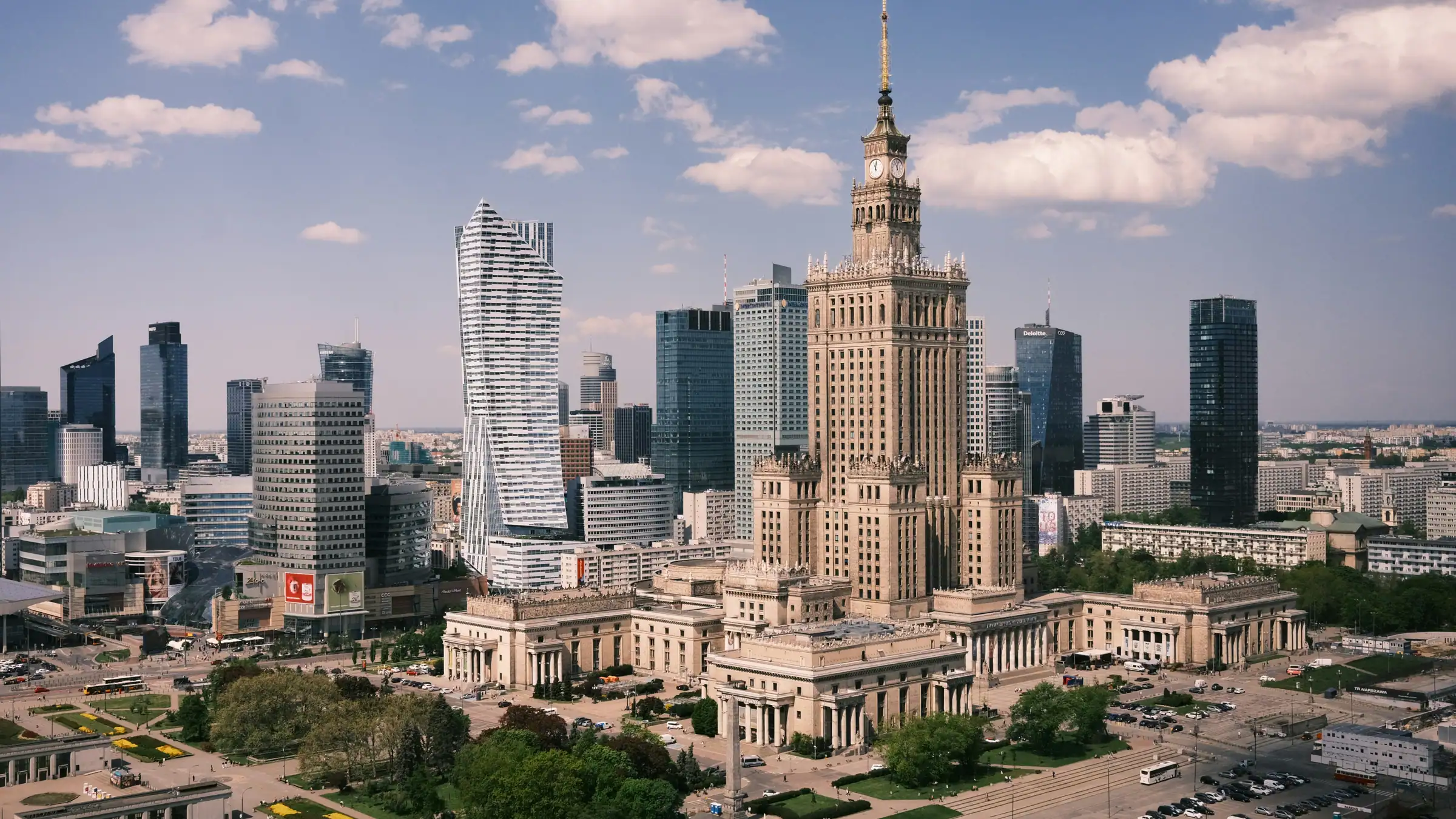 Pałac Kultury i Nauki i wieżowce w centrum Warszawy