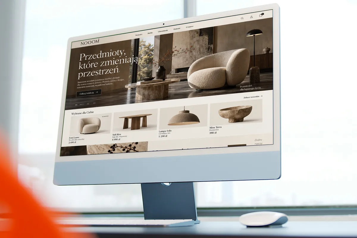 Koncepcja sklepu internetowego z meblami na ekranie monitora